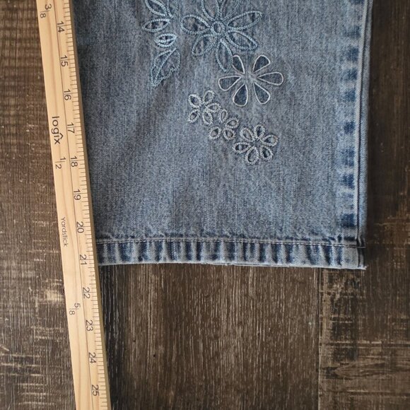 Faded Glory Capri Blue Jeans Floral Embroidery Size 14 - Picture 8 of 8